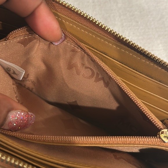 MCM zippy Wallet Multiple colors - Picture 11 of 13
